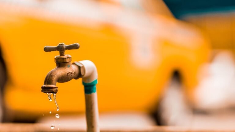 Wasserrohrbruch in der Wiener Wohnung: Sofortmaßnahmen, Pflichten nach MRG und Versicherung